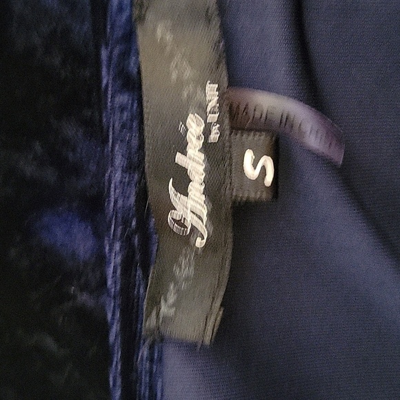 Andree BY UNIT Navy Blue Embroidered V-Neck Velvet Festival Blouse - Picture 8 of 10